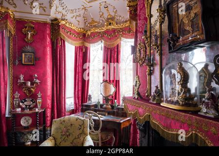 Desk at window with red velvet and gilding in Benedict's B&B, St Leonards-on-Sea Stock Photo