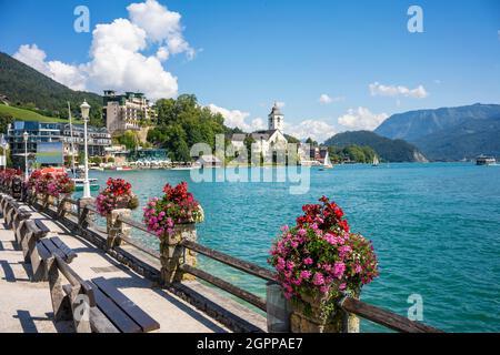 Austria, St. Wolfgang im Salzkammergut, Promenade and buildings at Wolfgangsee Stock Photo