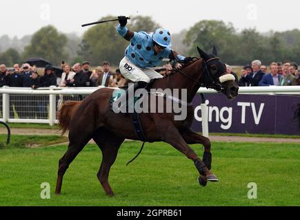 Fat Sam ridden by jockey James Davies (left) on their way to winning the Colliers Saves Business Rates Handicap Chase at Warwick Racecourse. Picture date: Thursday September 30, 2021. Stock Photo