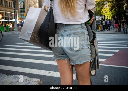Shopper in Chelsea in New York on Saturday, September 25, 2021. (© Richard B. Levine) Stock Photo