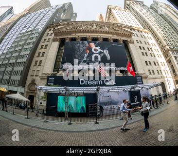 The facade of the New York Stock Exchange is decorated for the initial public offering of On Holdings, the sneaker manufacturer, on Wednesday, September 15, 2021. Roger Federer is reported to be an investor in the company. (© Richard B. Levine) Stock Photo