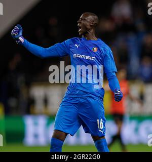 ARNHEM, NETHERLANDS - SEPTEMBER 30: goalkeeper Alfred Gomis of Stade Rennais celebrates after scoring his teams second goal during the UEFA Conference League match between Vitesse and Stade Rennais at Gelredome on September 30, 2021 in Arnhem, Netherlands (Photo by Peter Lous/Orange Pictures) Stock Photo