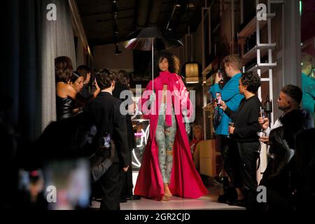 Berlin, Germany. 30th Sep, 2021. Fashion show in the salon at the Grand Opening House of Schwarzkopf - Berlin. Credit: Carsten Koall/dpa/Alamy Live News Stock Photo