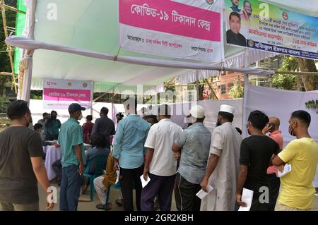 Dhaka. 30th Sep, 2021. People line up to receive China's COVID-19 vaccine in Dhaka, Bangladesh, on Sept. 28, 2021. Bangladesh held a special COVID-19 vaccination campaign on Tuesday with nearly 6.8 million people inoculated in a single day with China's Sinopharm vaccine, setting a new record for the country. Bangladesh so far received 55 million vaccine doses including nearly 35 million doses of Sinopharm. Credit: Xinhua/Alamy Live News Stock Photo