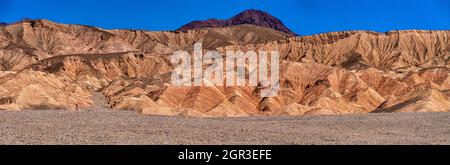 Rugged mountain terrain in the vicinity of Stovepipe Wells village in Death Valley National Park Stock Photo