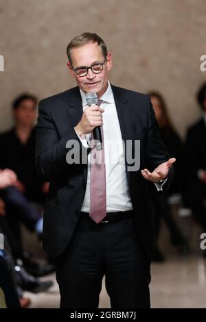 Berlin, Germany. 30th Sep, 2021. Michael Müller comes to the show event of the 'KaDeWe' in the Kaufhaus des Westens. Credit: Gerald Matzka/dpa/Alamy Live News Stock Photo