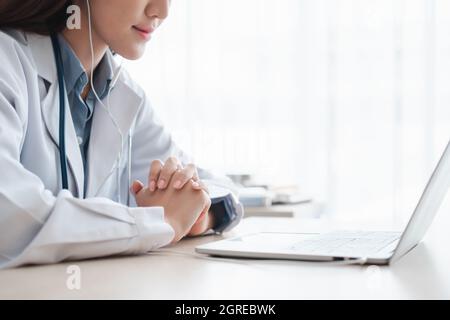 droog Boodschapper gereedschap Asian Therapist Woman Doctor Is Online Visiting With A Patient On The  Internet Application Stock Photo - Alamy