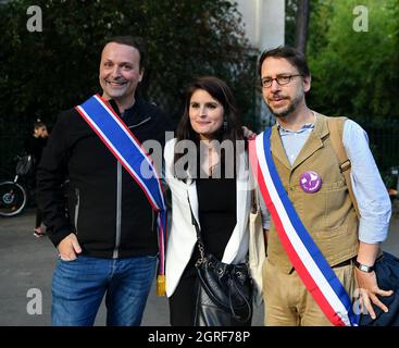 Paris, France. 01st Oct, 2021. Ile-de-France regional councilor of the Animalist Party Guillaume Prevel, Candidate for the 2022 presidential election of Animalist party Helene Thouy and Deputy Mayor of the 11th arrondissement of Paris Grégory Moreau during the rally for the animal cause in front of the Senate on the day of the study of an animal law in Paris, France on September 30, 2021. Photo by Karim Ait Adjedjou/Avenir Pictures/ABACAPRESS.COM Credit: Abaca Press/Alamy Live News Stock Photo