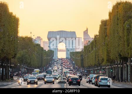 France, Paris, Champs-Elysees and Arc de Triomphe wrapped by Jeanne-Claude and Christo, September 18 to October 3, 2021 Stock Photo