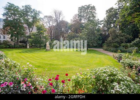 France, Paris, Hotel de Rothelin-Charolais - Ministry of Transformation and Civil Service, the park Stock Photo