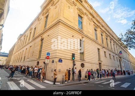 France, Paris, National Institute of Art History (INHA), Richelieu library, queue during Heritage Days Stock Photo