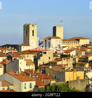 France, Alpes Maritimes, Antibes, the Old town letting appear the two Saracen towers of the Picasso Museum and the Cathedral Notre Dame of the Immaculate Conception Stock Photo