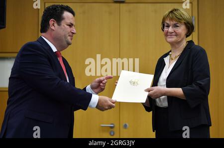 Erfurt, Germany. 01st Oct, 2021. Hubertus Heil (SPD), Federal Minister of Labour and Social Affairs, presents a certificate to Ingrid Schmidt, President of the Federal Labour Court, at the farewell ceremony. A successor for Schmidt has not yet been determined, said a spokeswoman for the Federal Labour Court. Ingrid Schmidt (65) is the first woman to head the Federal Labour Court. Credit: Martin Schutt/dpa-Zentralbild/dpa/Alamy Live News Stock Photo