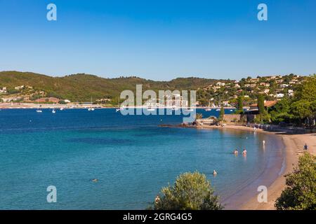 France, Var, Corniche de l'Esterel ou corniche d'Or, Saint Raphael, Agay bay, Baumette beach Stock Photo