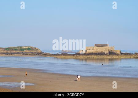 France, Ille-et-Vilaine, Saint-Malo, historic city along the GR 34 hiking trail or customs trail, Sillon Great Beach and National Fort