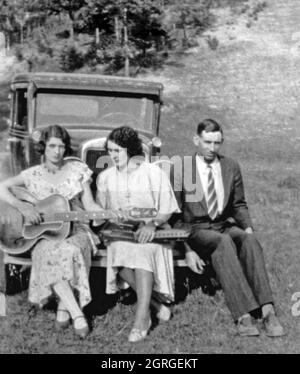 CARTER FAMILY American folk music group about 1927. From left: Maybelle, Sara, Alvin Stock Photo