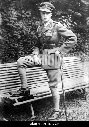 Vintage photo dated 1915 showing the Prince of Wales and future king Edward Windsor (Edward the Eighth) as a young man in uniform during world war one.   Edward served in the British Army during the First World War having joined the Grenadier Guards in June 1914.   He later abdicated the throne after seeking to marry Wallis Simpson the divorced American socialite Stock Photo