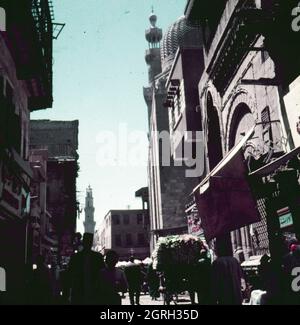 Straßenszene nahe der Sultan-Hasan-Moschee in Kairo, Ägypten 1955. Street scene near mosque and madrasa of Sultan Hasan in Cairo, Egypt 1955. Stock Photo