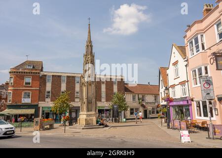 Shopping street in Glastonbury Somerset with Glastonbury Market Cross Stock Photo