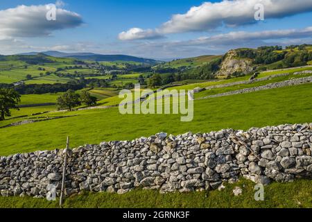 Langcliffe is a village and civil parish in the Craven district of North Yorkshire, in England. It lies to the north of Settle and east of Giggleswick Stock Photo