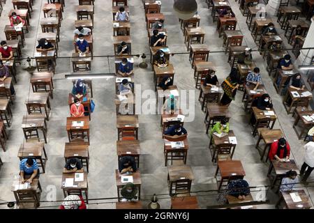 Non Exclusive: DHAKA, BANGLADESH - OCTOBER, 1, 2021:  General view of students during the entrance admission test inside Dhaka University for the 2020 Stock Photo