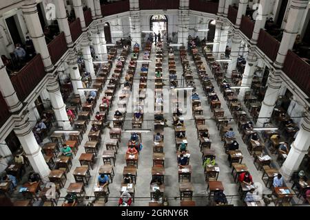 Non Exclusive: DHAKA, BANGLADESH - OCTOBER, 1, 2021:  General view of students during the entrance admission test inside Dhaka University for the 2020 Stock Photo