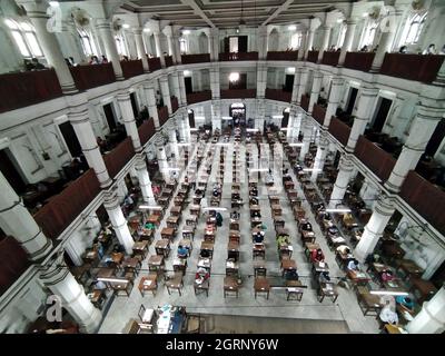 Non Exclusive: DHAKA, BANGLADESH - OCTOBER, 1, 2021:  General view of students during the entrance admission test inside Dhaka University for the 2020 Stock Photo