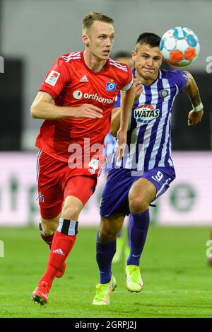 Aue, Germany. 01st Oct, 2021. Football: 2nd Bundesliga, FC Erzgebirge Aue - Hamburger SV, Matchday 9, Erzgebirgsstadion. Hamburg's Sebastian Schonlau (l) against Aue's Antonio Jonjic. Credit: Robert Michael/dpa-Zentralbild/dpa - IMPORTANT NOTE: In accordance with the regulations of the DFL Deutsche Fußball Liga and/or the DFB Deutscher Fußball-Bund, it is prohibited to use or have used photographs taken in the stadium and/or of the match in the form of sequence pictures and/or video-like photo series./dpa/Alamy Live News