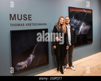 Munich, Germany. 01st Oct, 2021. Actor Thomas Kretschmann and his girlfriend Brittany Rice stand at the vernissage of his exhibition 'MUSE' at the Leica Gallery Munich. The series, which is on display until December 31, 2021, shows his girlfriend Brittany Rice underwater. Credit: Angelika Warmuth/dpa/Alamy Live News Stock Photo