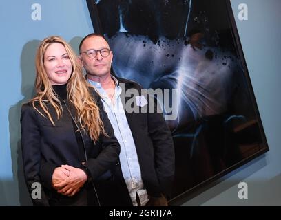 Munich, Germany. 01st Oct, 2021. Actor Thomas Kretschmann and his girlfriend Brittany Rice stand at the vernissage of his exhibition 'MUSE' at the Leica Gallery Munich. The series, which is on display until December 31, 2021, shows his girlfriend Brittany Rice underwater. Credit: Angelika Warmuth/dpa/Alamy Live News Stock Photo