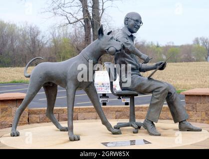 CARTOONIST BRAD ANDERSON AND HIS MARMADUKE STATUE NEAR HIS HOME TOWN OF BROCTON, NEW YORK Stock Photo