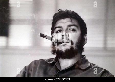 Ernesto che guevara smoking cigar hi-res stock photography and images