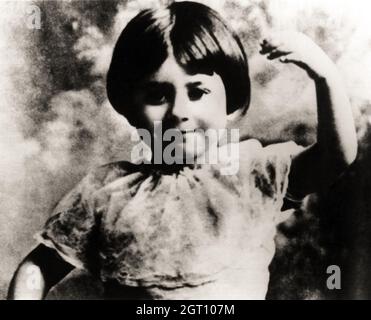 1927 c. , Roma , ITALY : The celebrated italian actress GIULIETTA MASINA ( 1921 - 1994 ) when was a little girl , aged 6 . Married the day 30 october 1943 with movie director Federico Fellini . Unknown photographer .- HISTORY - FOTO STORICHE - PORTRAIT - RITRATTO - ATTORE - ATTRICE - MOVIE - CINEMA  - personalità da da giovane giovani - da bambina bambino bambini - personality personalities when was young - CHILDHOOD - INFANZIA - CHILD - CHILDREN  --- ARCHIVIO GBB Stock Photo