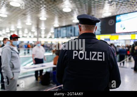 Langenhagen, Germany. 02nd Oct, 2021. A federal police officer stands in Terminal C at Hannover-Langenhagen Airport. Because the service provider commissioned by the Federal Police to carry out the handling checks has massive staffing problems, there have recently been long waiting times, with some travellers missing their flights as a result. Credit: Michael Matthey/dpa/Alamy Live News Stock Photo