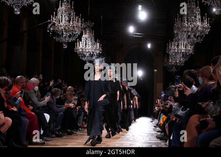 Paris, France. 2nd Oct, 2021. Models present creations from the Spring/Summer 2022 Ready to Wear collection by Yohji Yamamoto during the Paris Fashion Week, in Paris, France, Oct. 1, 2021. Credit: Xinhua/Alamy Live News Stock Photo