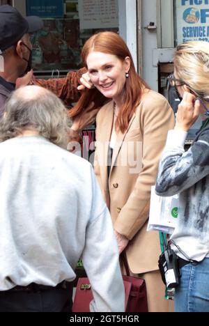 New York, NY, USA. 1st Oct, 2021. Julianne Moore on the set of the Apple TV  film, Sharper on October 01, 2021 in New York City. Credit: Rw/Media Punch/Alamy Live News Stock Photo