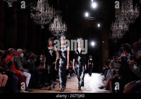 Paris, France. 2nd Oct, 2021. Models present creations from the Spring/Summer 2022 Ready to Wear collection by Yohji Yamamoto during the Paris Fashion Week, in Paris, France, Oct. 1, 2021. Credit: Xinhua/Alamy Live News Stock Photo