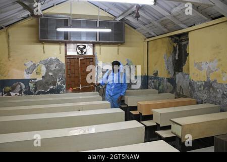 Mumbai, India. 01st Oct, 2021. A man wearing a Personal Protective Equipment (PPE) disinfects a classroom of a school in Mumbai. The Brihanmumbai Municipal Corporation (BMC) has issued an order to reopen the schools for class 8th to 10th from 4th of October with all protocols in place. (Photo by Ashish Vaishnav/SOPA Images/Sipa USA) Credit: Sipa USA/Alamy Live News Stock Photo