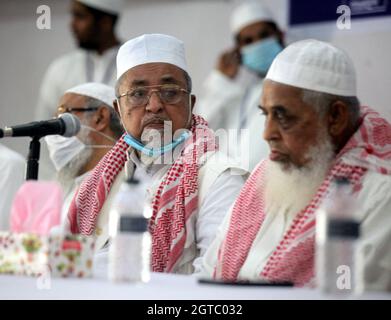 Non Exclusive: DHAKA, BANGLADESH - OCTOBER 1, 2021: Members of Hefajote iIslam during a meet to commemorate three late leader at national press club. Stock Photo