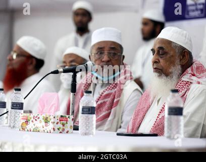 Non Exclusive: DHAKA, BANGLADESH - OCTOBER 1, 2021: Members of Hefajote iIslam during a meet to commemorate three late leader at national press club. Stock Photo