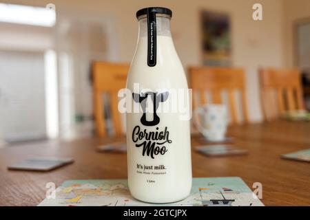 Cornish Moo Milk. Locally produced from sustainable farming and sold  on South Hellescott Farm, North Petherwin, Launceston, Cornwall, U.K. Stock Photo