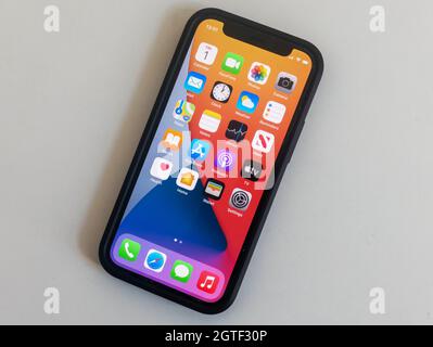 iphone12mini 写真右 Apple iPhone 12 mini Stock Photo - Alamy