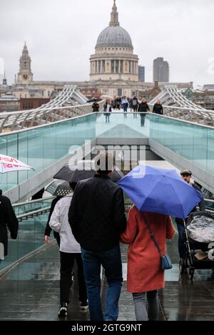 Millenium Bridge, London, UK. 2nd Oct 2021. UK Weather: raining in London. Credit: Matthew Chattle/Alamy Live News Stock Photo