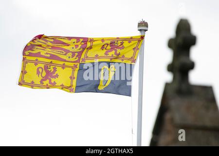 Edinburgh, Scotland, UK. 2nd Oct, 2021. PICTURED: The Royal Standard flag flies above the Palace of Holyroodhouse. Her Majesty The Queen officially opens the Scottish Parliament with a heavy police presence along with numerous security forces and the British Army standing guard. The streets were lined with well wishers some seen waving Union Jack flags and people taking pictures on their camera phones. Charles and Camilla then departed by the royal helicopter. Credit: Colin Fisher/Alamy Live News Stock Photo