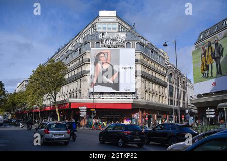 Paris, France. 02nd Oct, 2021. SKIMS, Kim Kardashian's fashion brand is landing in France and on the facade of Galeries Lafayette in Paris, France, on October 02, 2021. Photo by Lionel Urman/ABACAPRESS.COM Credit: Abaca Press/Alamy Live News Stock Photo