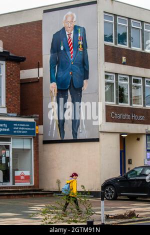 Painting of Captain Tom Moore famous for his 100steps raising money for NHS Charities in Chapel Street, Southport, UK Stock Photo