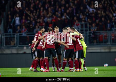 Nuremberg, Germany. 02nd Oct, 2021. Football: 2nd Bundesliga, 1st FC Nuremberg - Hannover 96, Matchday 9, Max Morlock Stadium. Nuremberg's Asger Sörensen (center) cheers on his teammates before kickoff. Credit: Löb Daniel/dpa - IMPORTANT NOTE: In accordance with the regulations of the DFL Deutsche Fußball Liga and/or the DFB Deutscher Fußball-Bund, it is prohibited to use or have used photographs taken in the stadium and/or of the match in the form of sequence pictures and/or video-like photo series./dpa/Alamy Live News Stock Photo