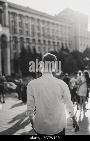 Back of black man walking outside in city Stock Photo - Alamy