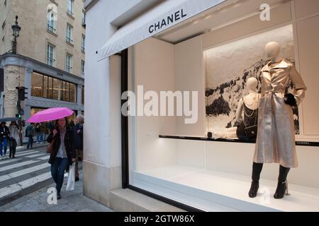 Paris, France, 2 October 2021: Rain in Paris doesn't stop people from shopping on Rue St Honore, sitting outside cafes, posing with Les Colonnes de Buren at the Palais Royal or even having their wedding photos taken. Anna Watson/Alamy Live News Stock Photo