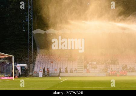 Cologne, Germany. 01st Oct, 2021. Spray of the sprinkler in floodlights before the Flyerarlarm Frauen Bundesliga match between 1.FC Cologne and FC Bayern Munich at Franz-Kremer-Stadion in Cologne. Credit: SPP Sport Press Photo. /Alamy Live News Stock Photo
